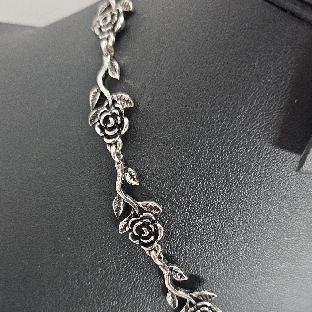 Chic Silver Rose Choker Necklace - Picture 3 of 8